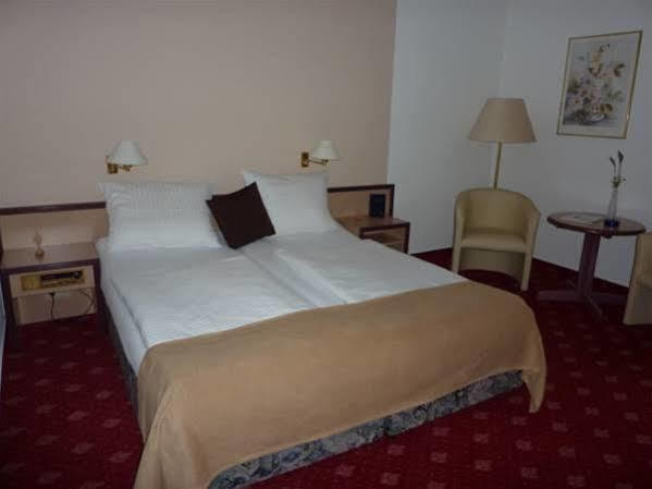 Hotel Novostar Гёттинген Экстерьер фото